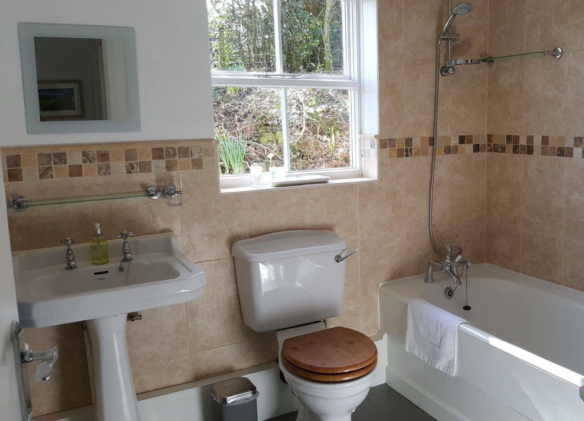 Nant yr Onnen B&B&Holiday Cottage Tregaron Exteriör bild